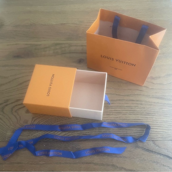Louis Vuitton jewelry super cute hard box , and hard paper bag with blue lace - Picture 4 of 4